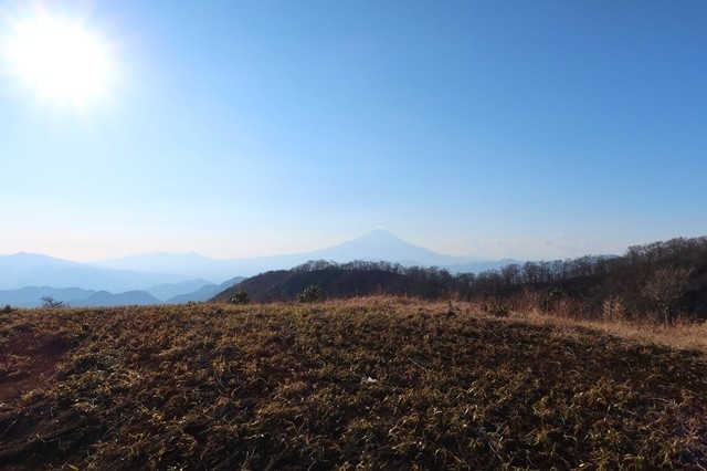 f:id:aohige0718:20191216215634j:plain マルガヤ尾根と、後ろに富士山