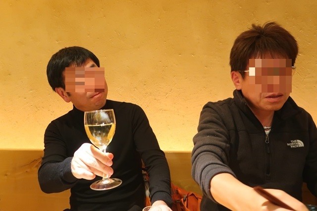 忘年会参加者ワインで乾杯