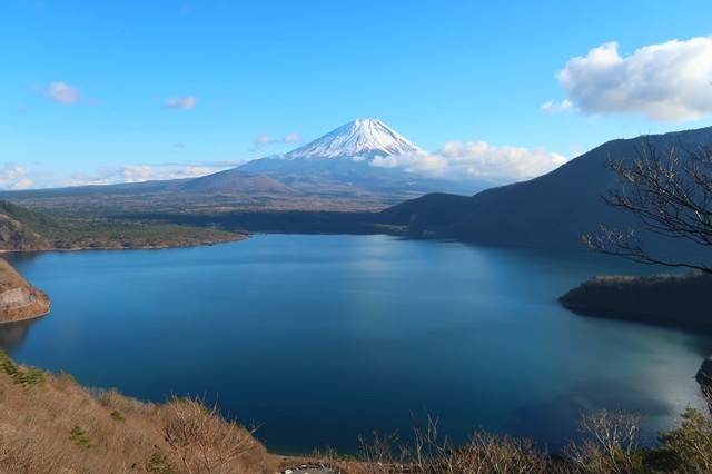 中之倉峠からの富士山・本栖湖の景色