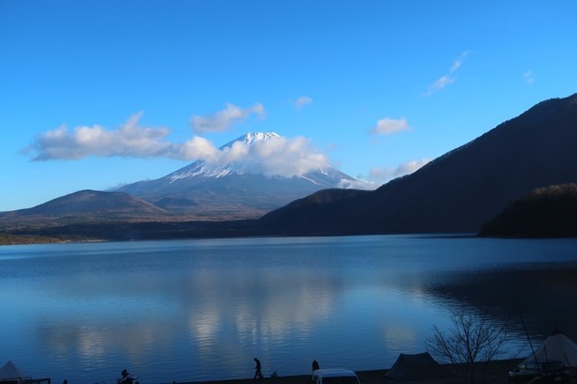 浩庵キャンプ場湖畔キャンプサイト本栖湖と富士山の眺め