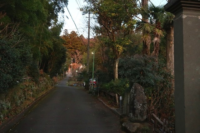 f:id:aohige0718:20200105081638j:plain 日向薬師の境内の入口生活道