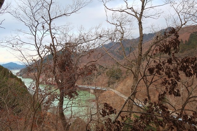 辺室山から土山峠左手に宮ヶ瀬湖