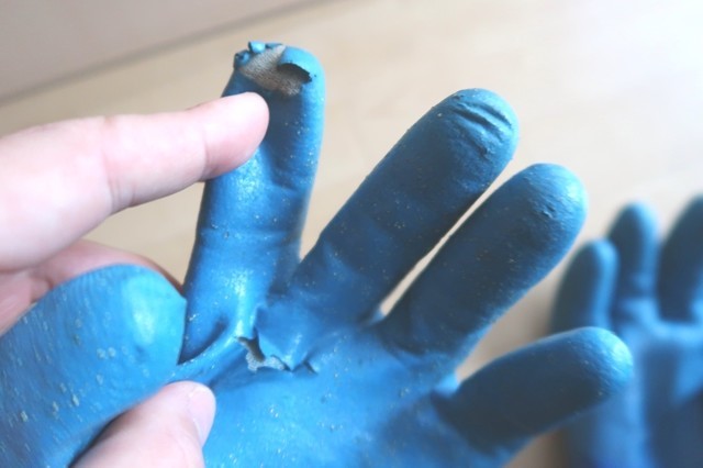 雪山防寒ゴム手袋破損状況