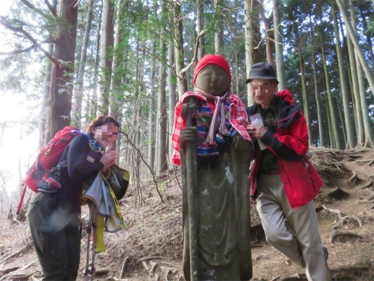 お地蔵様と登山者二人