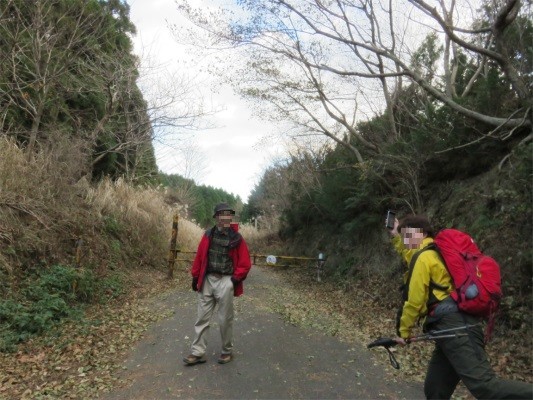 入山登山口林道歩き