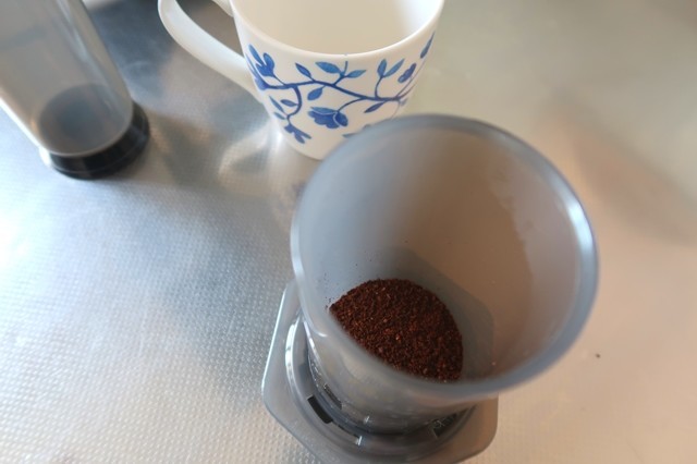 エアロプレスコーヒーメーカー本体に淹れたい分量の珈琲豆を入れた様子