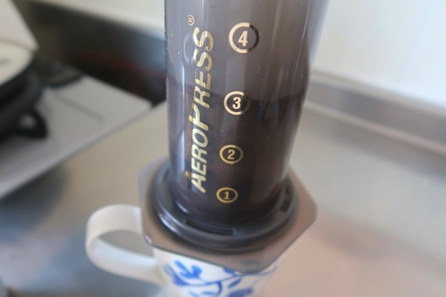 エアロプレスコーヒーメーカー本体をカップにセットした状態