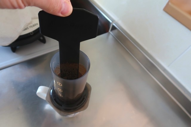 エアロプレスコーヒーメーカー珈琲豆を煮だすように付属されている道具でよく掻き混ぜて使う