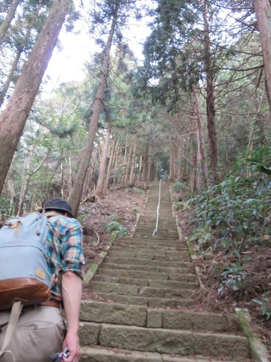 鐘ヶ岳の山頂直下石段