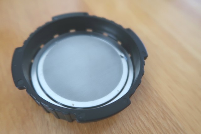 隙間を適度に覆ってくれるステンレスフィルターを先端にセットした状態