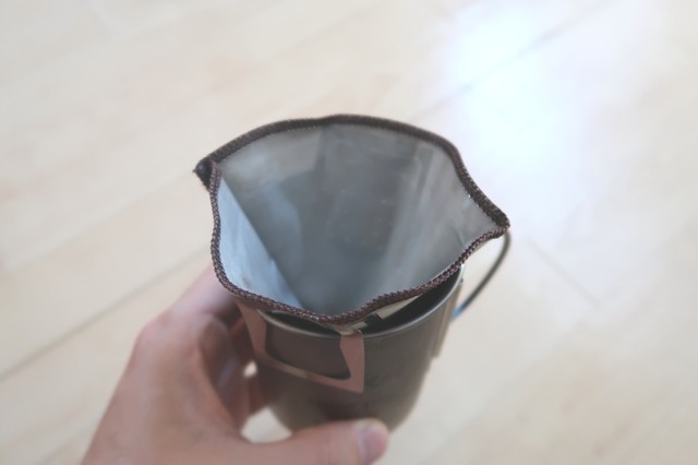 メッシュフィルターの中に挽いたコーヒー豆を入れてお湯を注ぐ