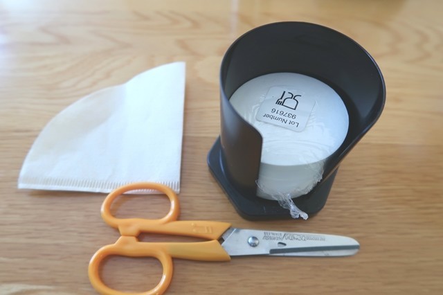 自作で用意するのはエアロプレスコーヒーメーカーの紙フィルター、一般的な紙フィルター、消毒したハサミ