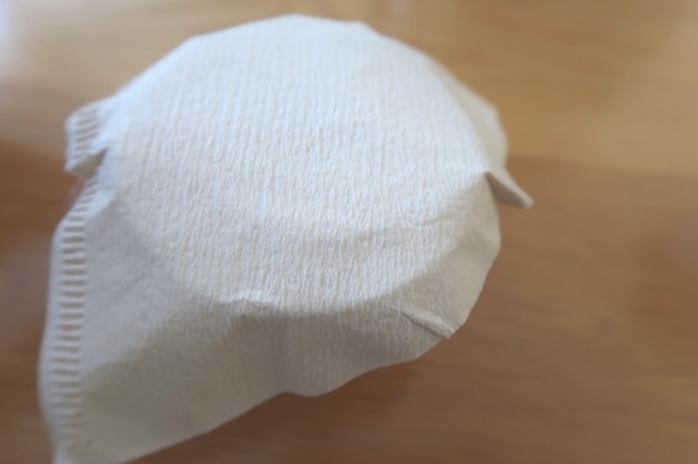 エアロプレスコーヒーメーカーの紙フィルターの自作は１～２杯分の紙フィルターを覆いかぶせ、折り目をつける