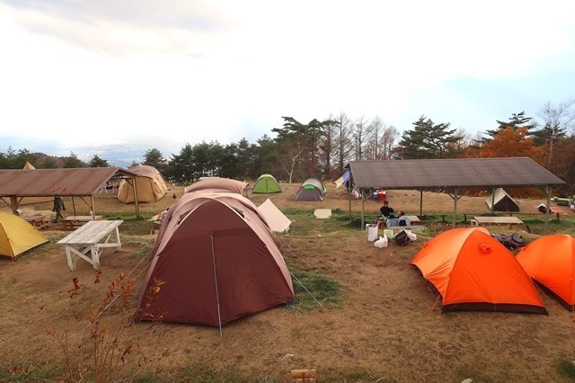 陣馬形山キャンプ場大賑わい