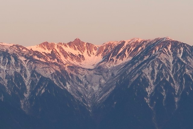 陣馬形山山頂展望台からの中央アルプス宝剣岳と千畳敷カールの夜明け写真