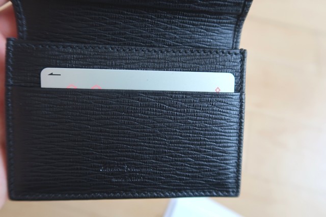 名刺入れに交通系ＩＣカードクレジットカード等のカードを入れて使用