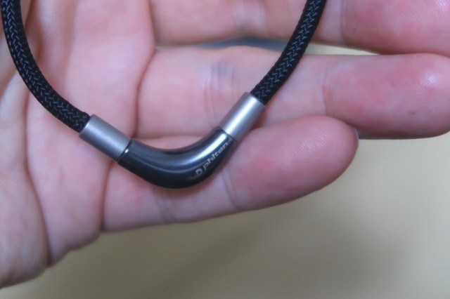 f:id:aohige0718:20200302203056j:plain ファイテンRAKUWAネックX100ネックレスの脱着部分(留め具)チタン製
