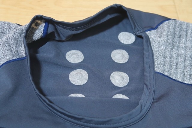 丸い窪みが磁気（磁石）