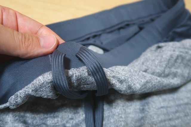 紐でウエストを調整