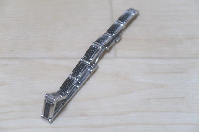 磁気ブレスレットの表面の黒い模様はカーボン、素材はステンレス製