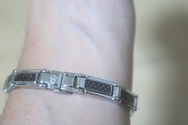 磁気ブレスレットの取り外しバッグル操作