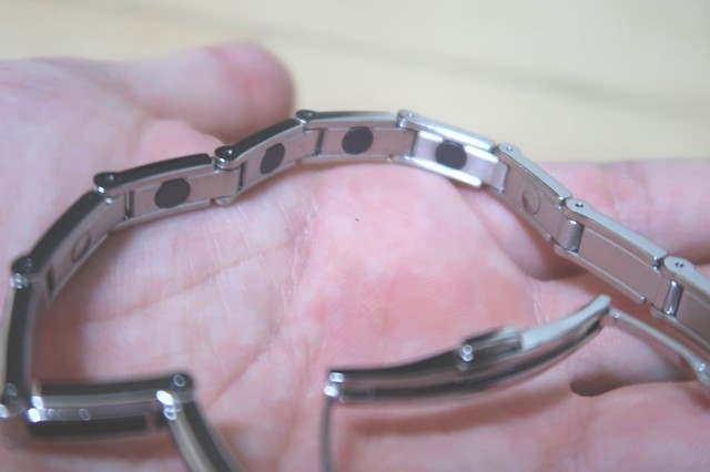 磁気ブレスレットの裏側に装着されている磁気磁石