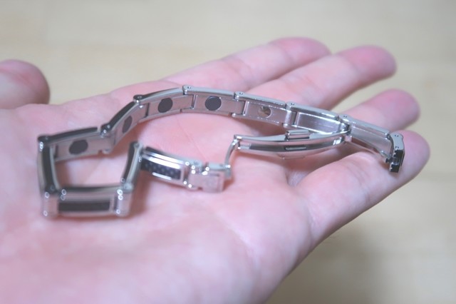 磁気ブレスレットのバッグルの様子とサイズ感