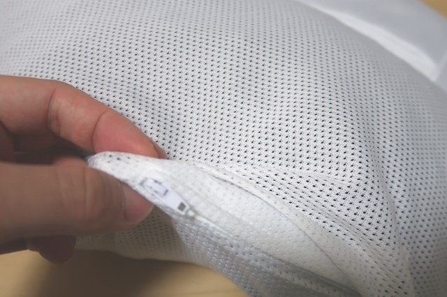 f:id:aohige0718:20200322111128j:plain 枕のサイド部分にジッパーからエルゴビーズを取り出して高さ調整