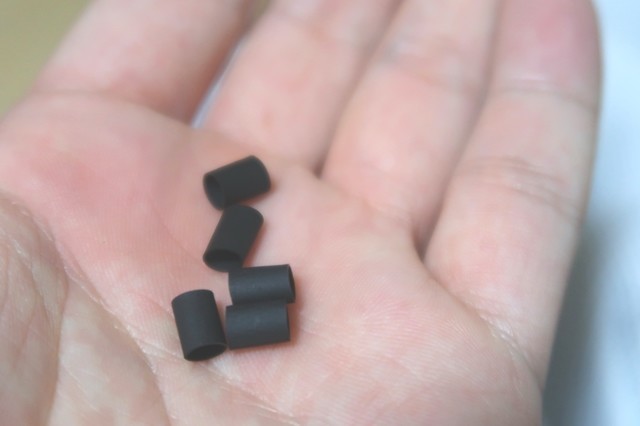 f:id:aohige0718:20200322111144j:plain マグーラ磁気枕はエルゴビーズが中に入っている