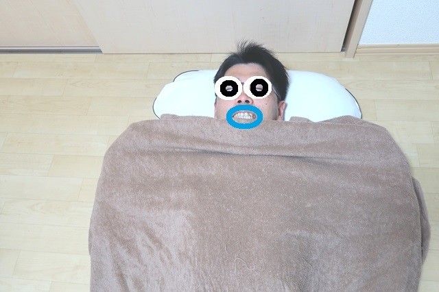 f:id:aohige0718:20200322121905j:plain 磁気枕の寝心地を実況中の男性