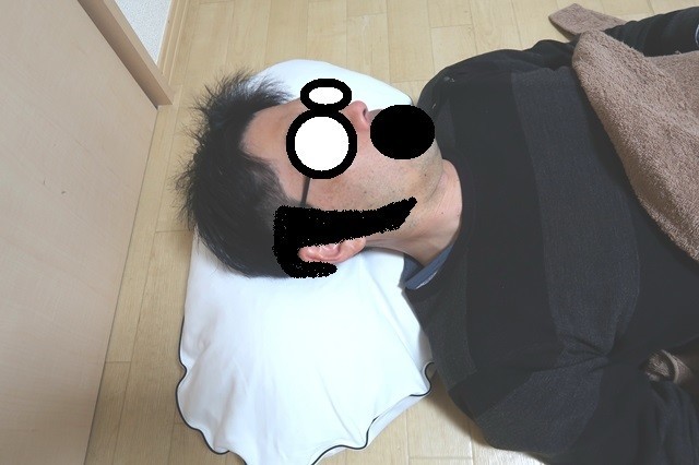 コラントッテ磁気枕マグーラで肩こり、首凝りの治療をしている男性