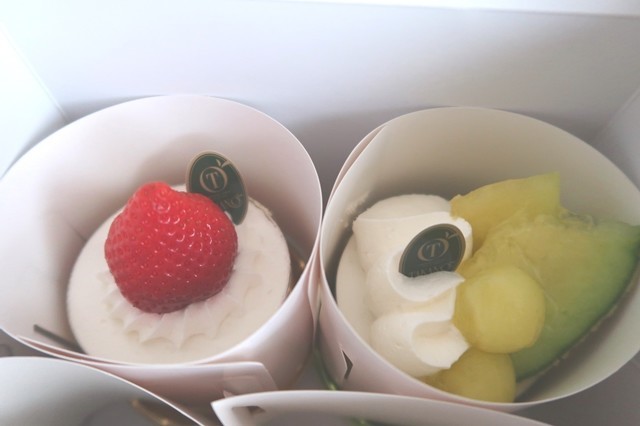 f:id:aohige0718:20200328161502j:plain タカノフルーツパーラーイチゴのケーキとメロンのケーキ