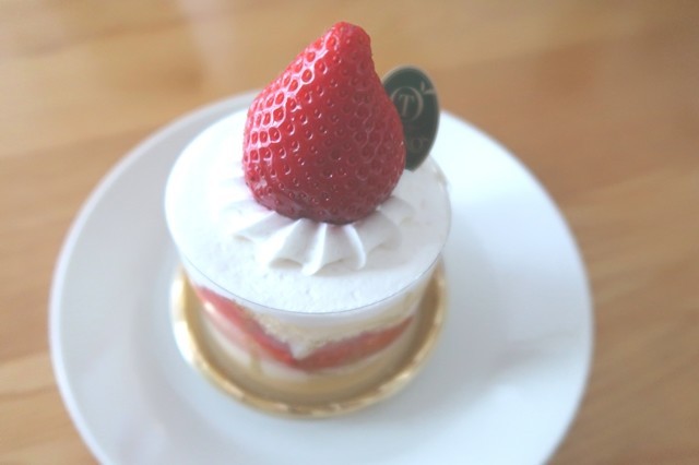 f:id:aohige0718:20200328161507j:plain イチゴも大きくボリューム満点のケーキ