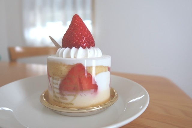 f:id:aohige0718:20200328161551j:plain タカノフルーツパーラーのケーキ食べるのが勿体ない