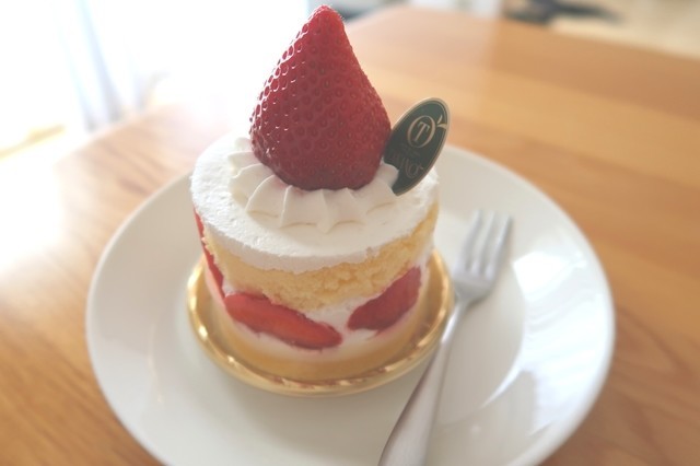 f:id:aohige0718:20200328161625j:plain 丸々1つのイチゴがケーキの内部にも入っていた