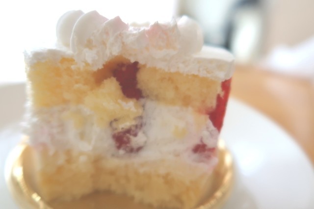 f:id:aohige0718:20200328161634j:plain タカノフルーツパーラーの苺ケーキ内部の様子