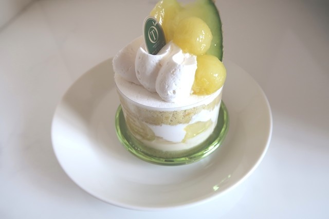 f:id:aohige0718:20200328161652j:plain タカノフルーツパーラーメロンケーキ食べるのが勿体ない