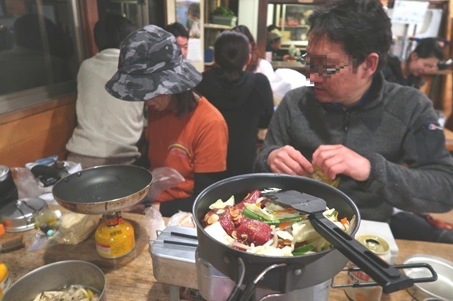 山小屋でカットステーキ調理