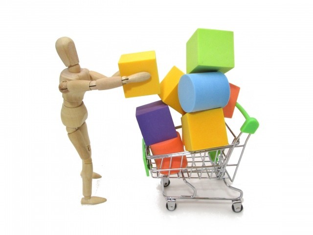 買い溜めリストを見ながら買い物している様子