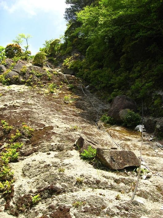 大石山登山道の長い鎖場