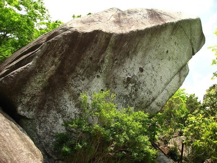 大石山の頂上にある大石