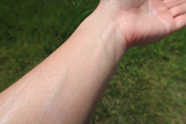 ロベクチンエッセンシャルアクアUVプロテクターを腕に延ばした直後の様子