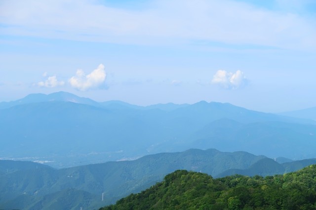 金時山と箱根最高峰の神山方面の景色