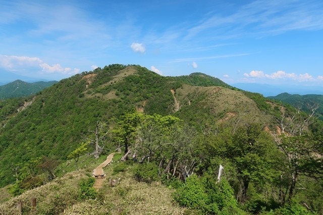 丹沢山から蛭ヶ岳山荘を目指す景色