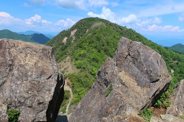 鬼ヶ岩からの蛭ヶ岳山荘景色