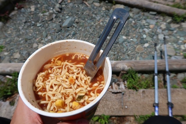 山で食べるカップラーメン