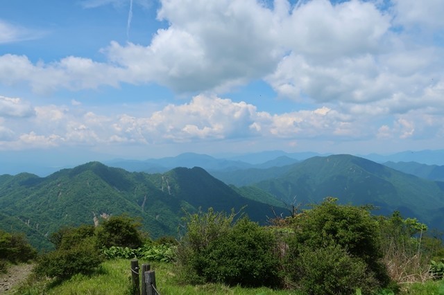 左のお山が檜洞丸、右奥が大室山景色