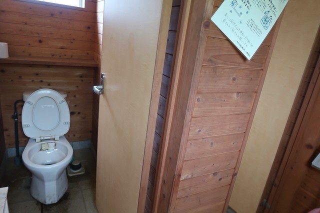 みやま山荘のトイレ（公衆トイレ）の様子