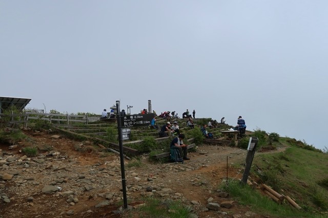 塔ノ岳山頂で多くの登山者