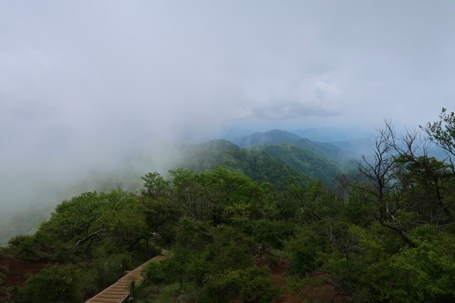 ガスが晴れて丹沢の景色